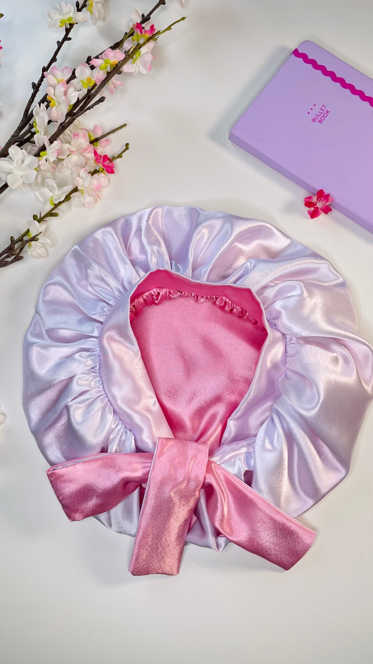 Bonnet en satin réversible enfant – Rose Barbie & Blanc