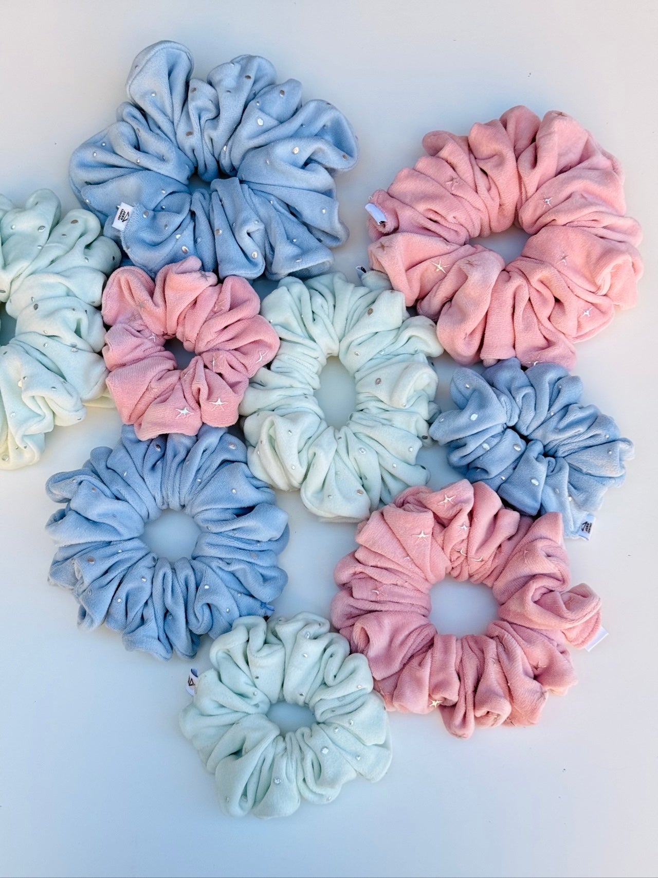 Chouchou Mini Velours Strass – Bleu Ciel