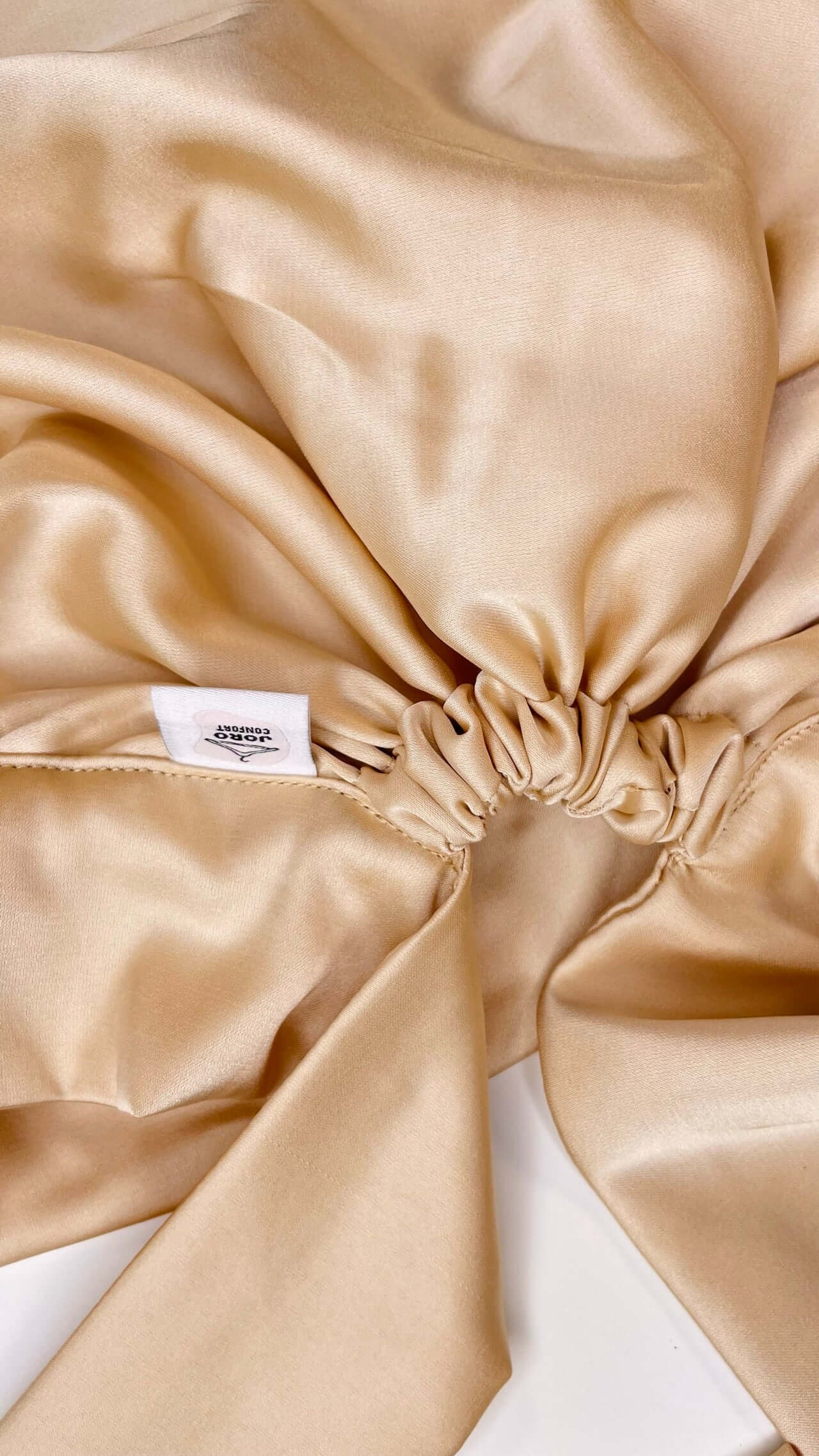 bonnet en satin réversible beige