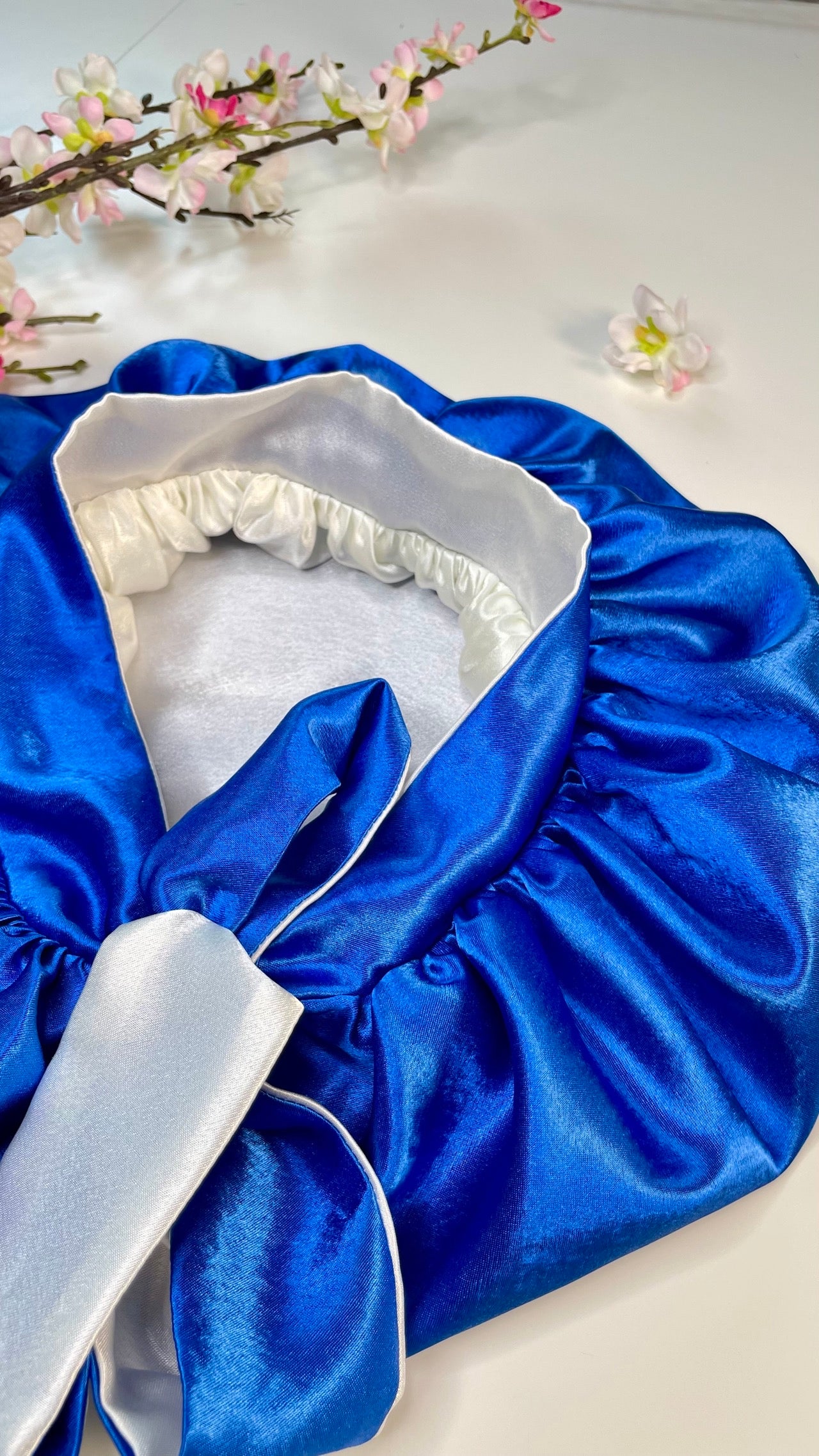 Bonnet en satin réversible enfant – Bleu & Ivoire
