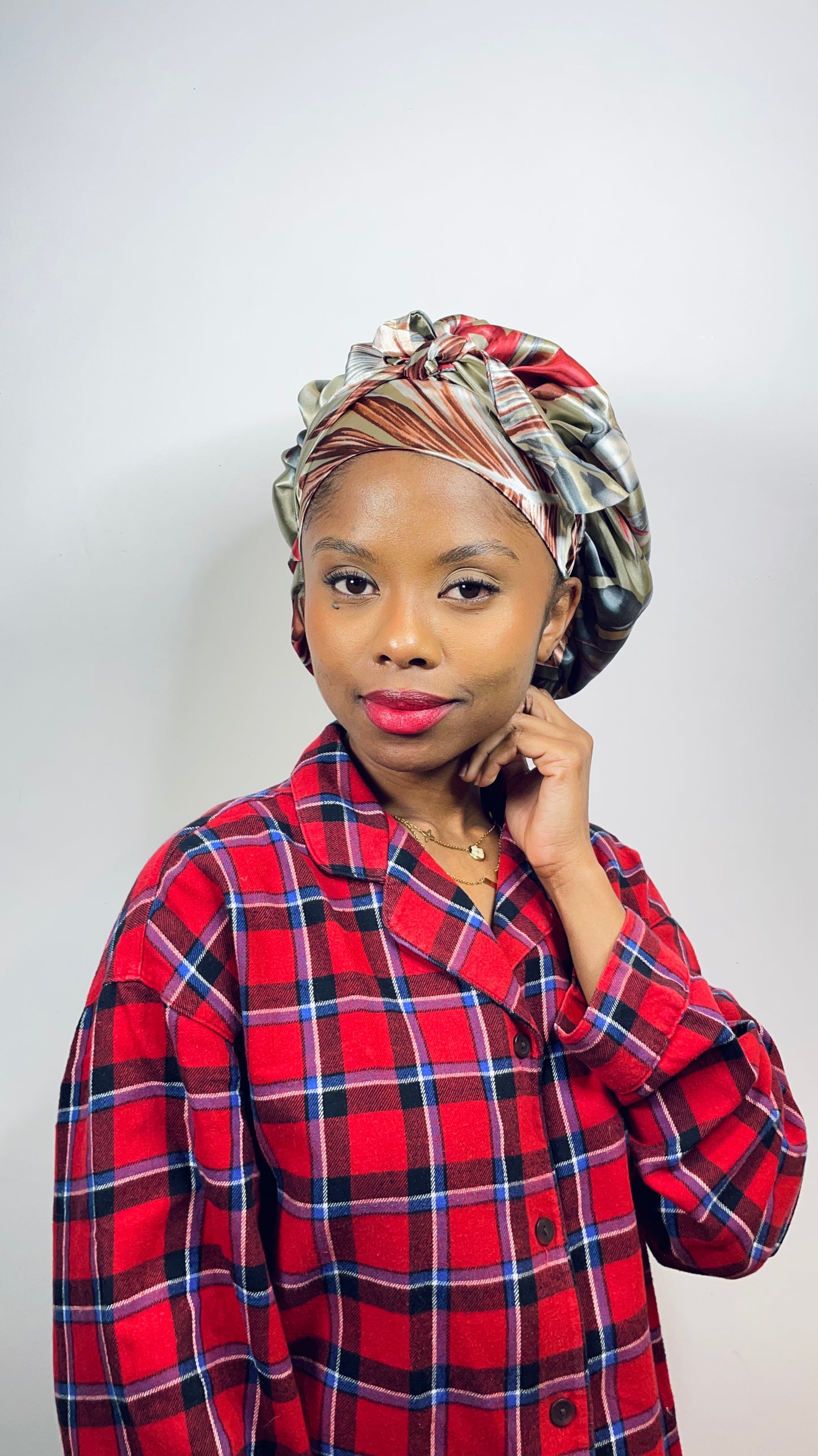 Bonnet en satin AURORE ROUGE (Réversible & Réglable)