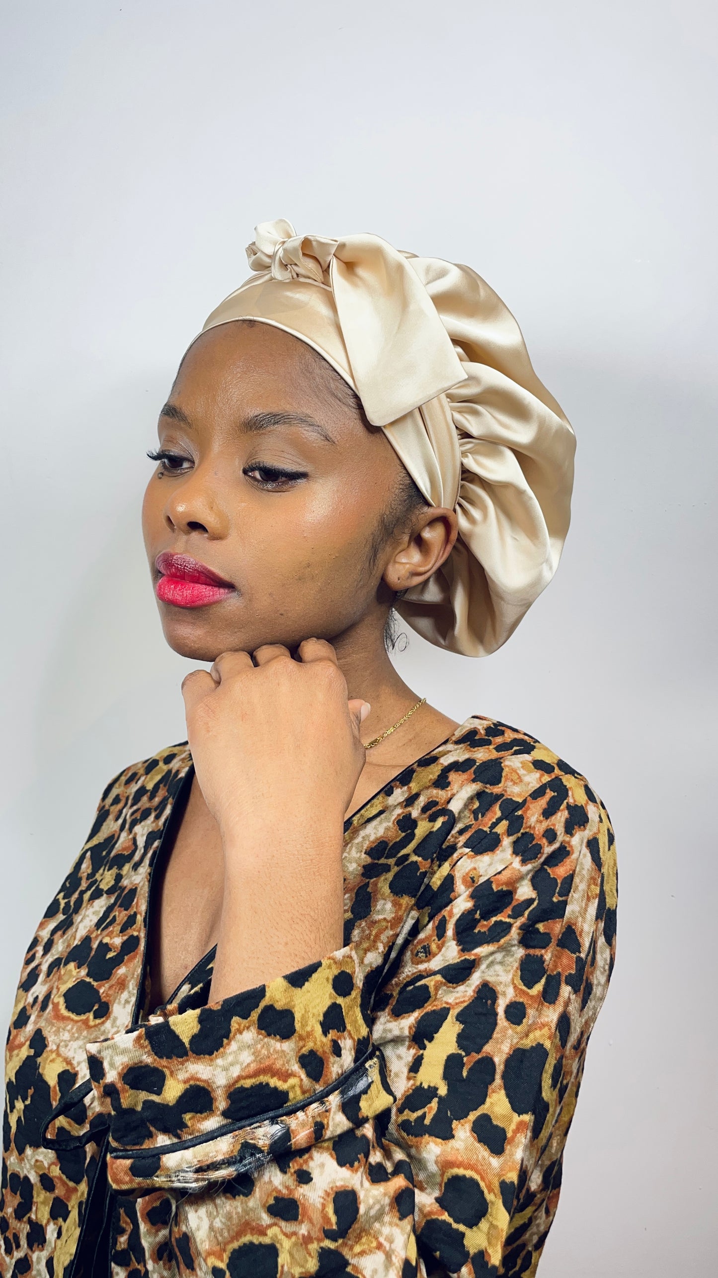 Bonnet en satin soie réversible beige