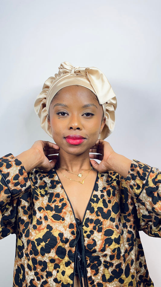 Bonnet en satin soie réversible beige