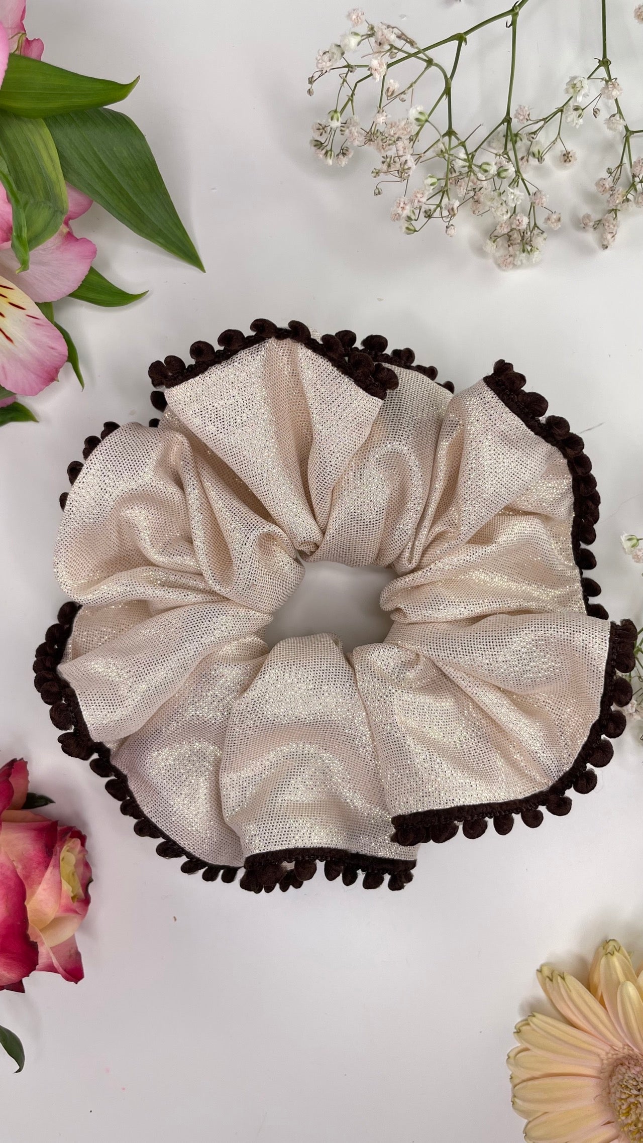 CHOUCHOU XXL CLASSIQUE – IRISÉ DORÉ & POMPONS CHOCOLAT