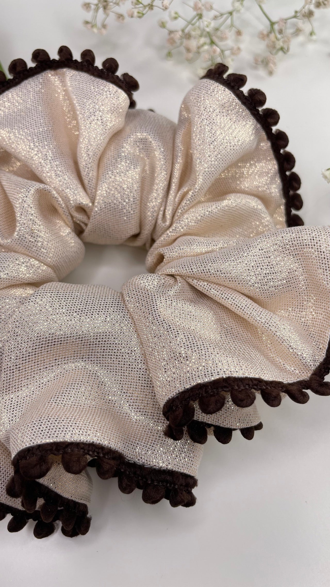 CHOUCHOU XXL CLASSIQUE – IRISÉ DORÉ & POMPONS CHOCOLAT