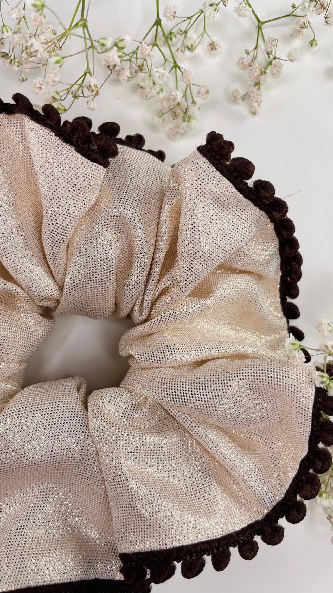 CHOUCHOU XXL CLASSIQUE – IRISÉ DORÉ & POMPONS CHOCOLAT