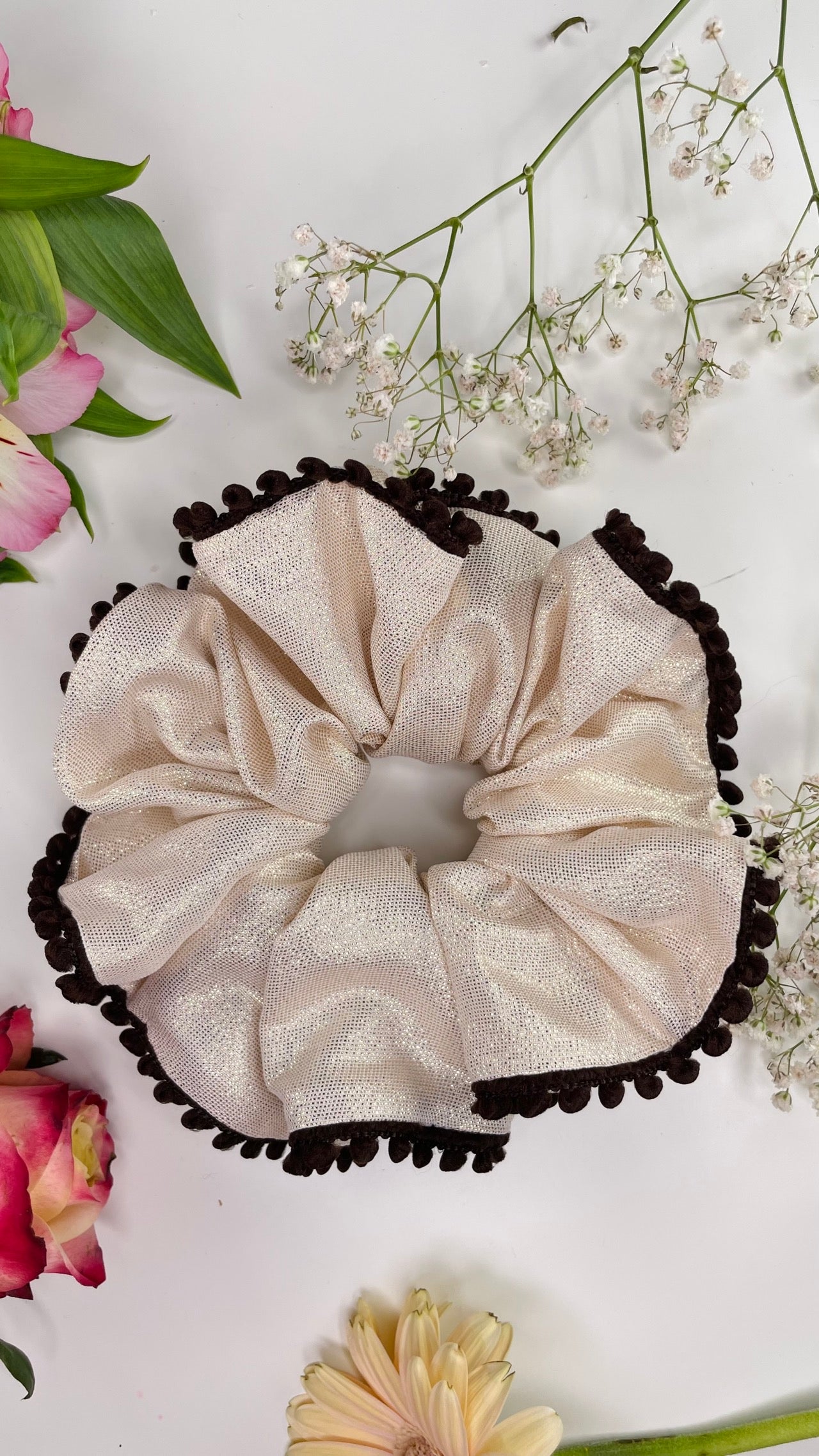 CHOUCHOU XXL CLASSIQUE – IRISÉ DORÉ & POMPONS CHOCOLAT