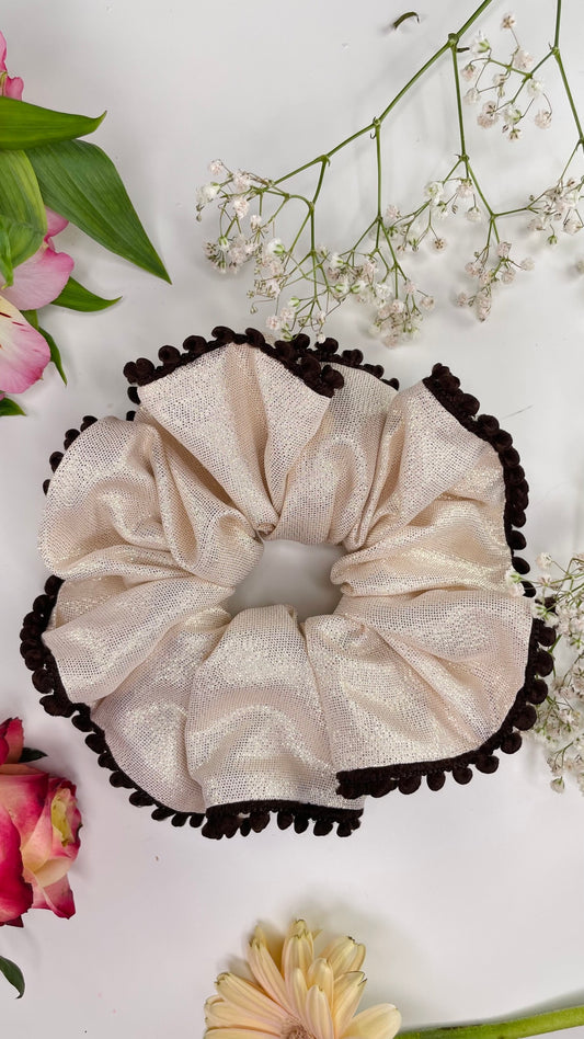 CHOUCHOU XXL CLASSIQUE – IRISÉ DORÉ & POMPONS CHOCOLAT