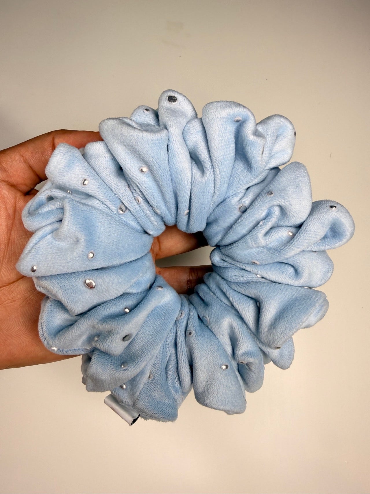 Chouchou Taille Moyenne Velours Strass – Bleu Ciel