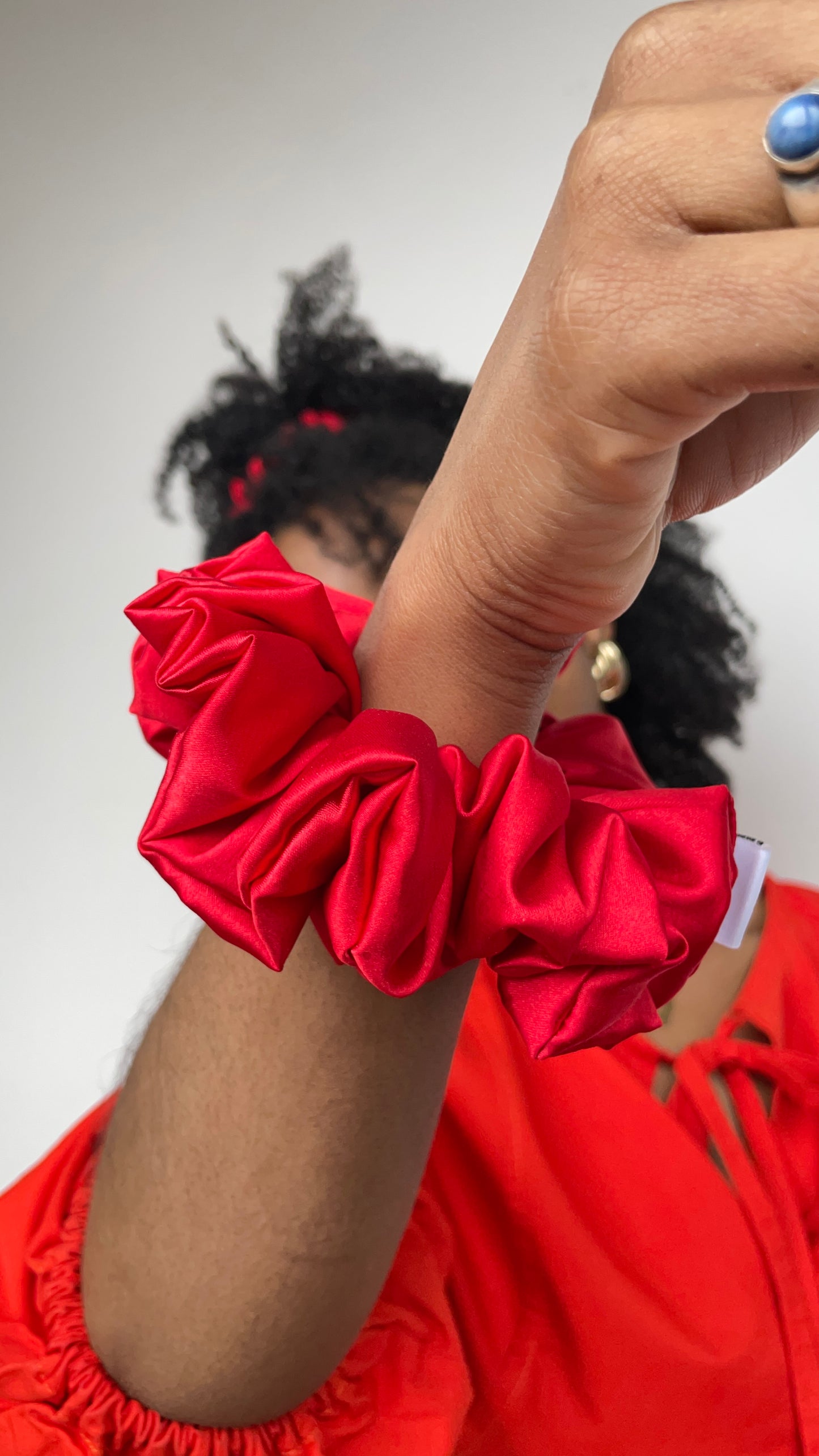 Chouchou Satin Rouge Taille Moyenne – Édition Saint-Valentin