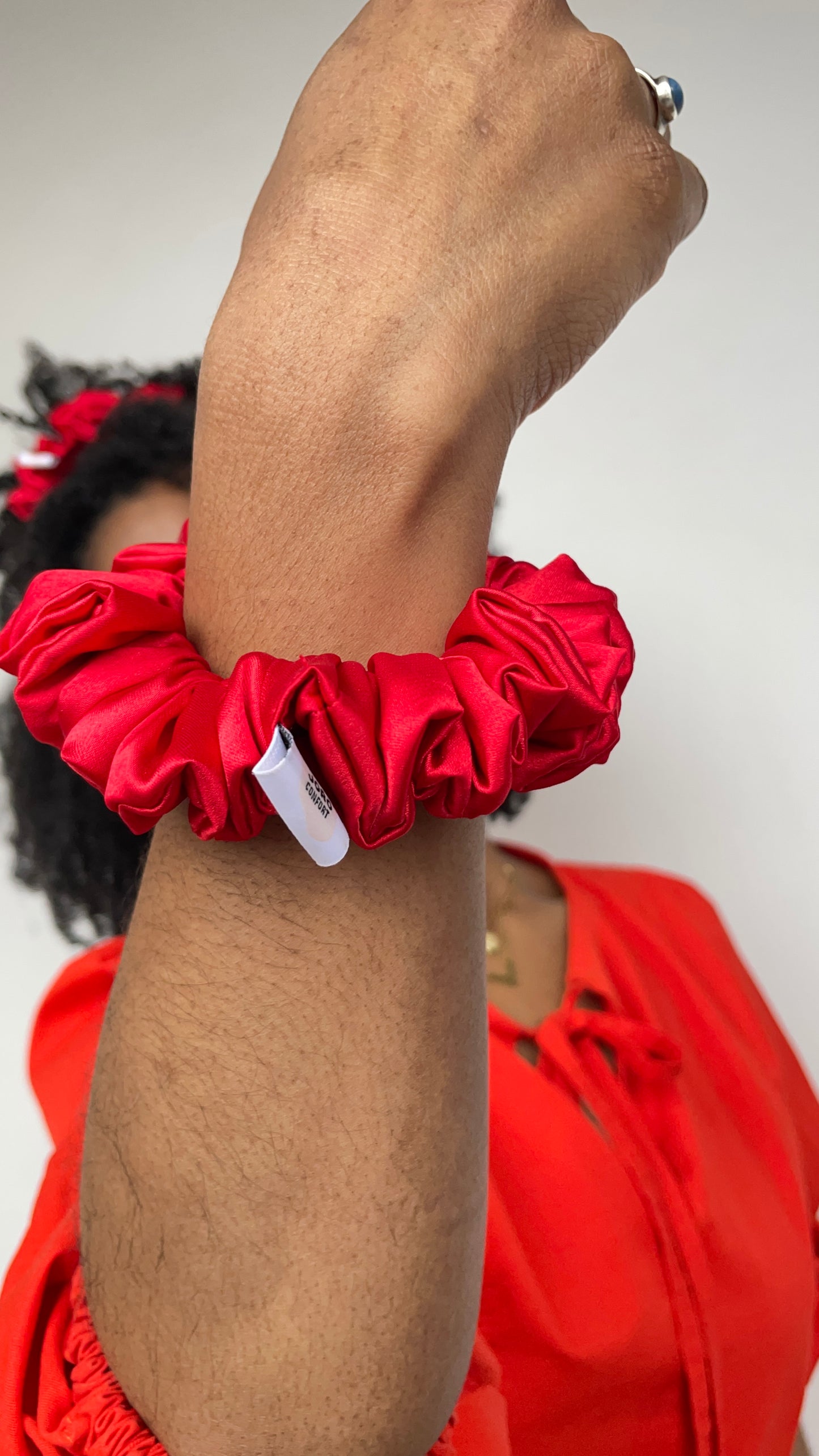 Mini Chouchou Satin Rouge – Édition Saint-Valentin