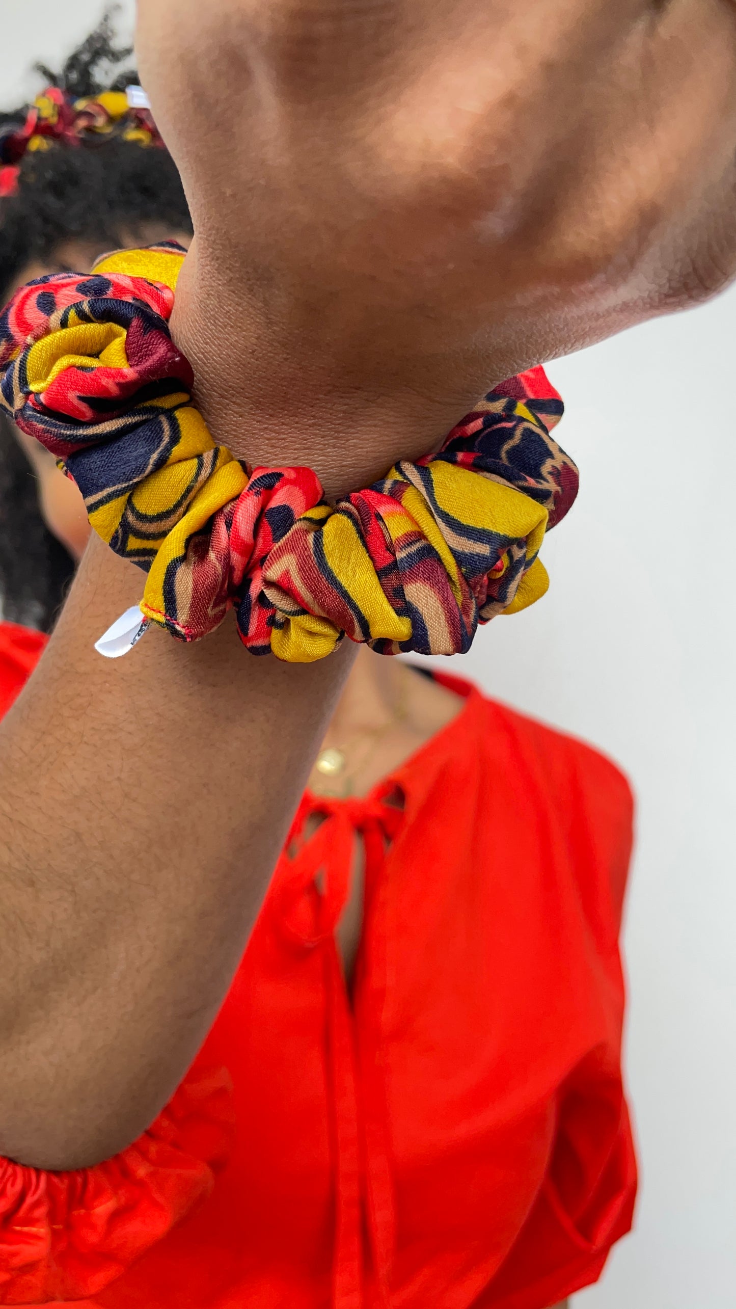 Mini Chouchou Satin Fleuri – Édition Saint-Valentin